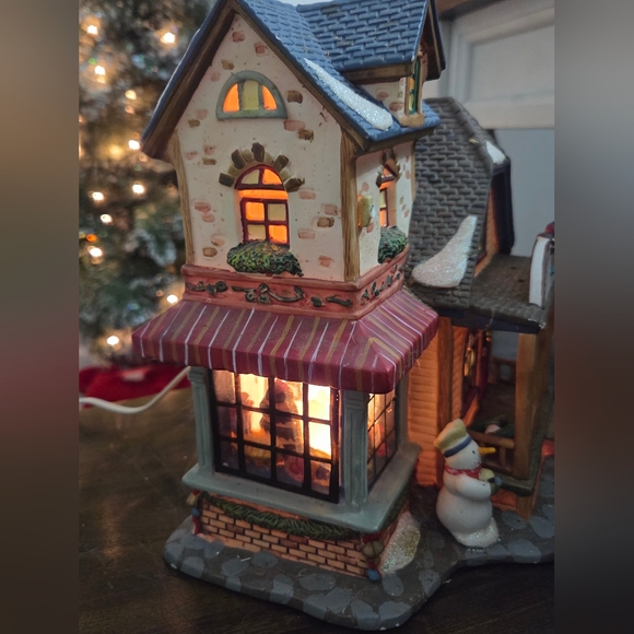 Olivias Treats Large Christmas Village House - Picture 4 of 6